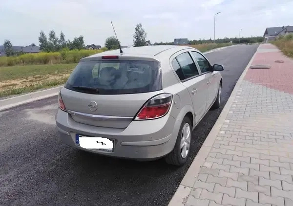 Opel Astra cena 13750 przebieg: 318700, rok produkcji 2009 z Kielce małe 277